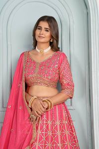 Cette lehenga moderne profondément brodée est un mélange parfait d'élégance et de tradition, conçue pour vous faire briller à toutes les occasions festives. - Product Image 3