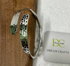 Brazalete Unisex de Plata de Ley, Diseño Martillado, Resistente al Agua, Antideslustre, Sin Plomo ni Níquel - Product Image 2