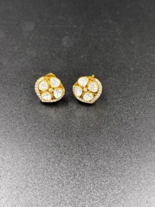 Boucles d'oreilles clous pour soirée, motif floral, serties de polki et de diamants américains, plaquées or - Product Image 5