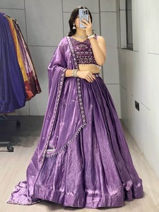 Ensemble Lehenga Choli plissé Fendy de qualité supérieure avec blouse ornée de perles, pompons et dupatta élégant pour mariée - En vente - Product Image 6