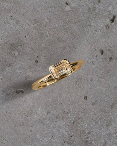 Anillo de Compromiso de Oro Amarillo de 14k con Moissanita Corte Esmeralda Orientación Este-Oeste y Engaste de Media Montura para Regalo de Boda y Fiesta para Ella - Product Image 6