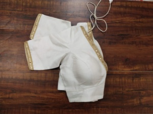 Blusa de Sari Elegante, Blanca, Cuello en V, 100% Seda y Poliéster, Tejida, Transpirable, Manga Corta, Estilo Crop Top, Diseño de Autor, para Otoño/Invierno, Bodas - Product Image 2