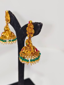 Pendientes Jhumka Antiguos de Oro Sólido de 22k, Hechos a Mano con Esmeraldas Verdes y Perlas Naturales para Bodas - Product Image 2