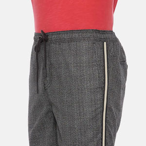 Pantalones cortos para hombre, diseño casual y cómodo, diseñados para un uso relajado en casa y para viajes. - Product Image 3