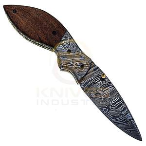 Cuchillo plegable de acero de Damasco hecho a mano con mango de madera – Cuchillo de bolsillo EDC con funda de cuero - Product Image 1