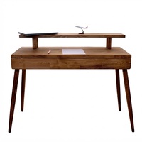 Bureau moderne en bois massif avec étagère de rangement et design élégant pour usage domestique ou professionnel