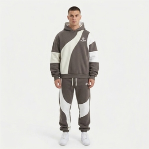 Ensemble de survêtement en molleton marron pour homme avec logo personnalisé, sweat à capuche et pantalon de jogging, panneaux contrastants, style streetwear, ensemble deux pièces - Product Image 1