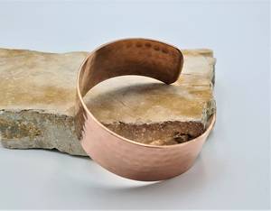 กำไลข้อมือทองแดงตอกลายแบบมินิมอล - Product Image 6