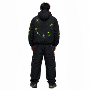Chaqueta cortavientos negra personalizada con estampado de salpicaduras verde neón, con capucha y cremallera, ligera, estilo urbano, para unisex. - Product Image 6