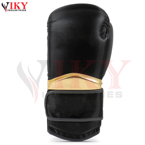 Gants de boxe en cuir artificiel avec logo personnalisé, couleur noir et or métallisé, ajustement ergonomique avec sangle de poignet sécurisée - Product Image 3