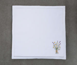 Lin naturel doux et durable avec broderie de camomille, apportant une beauté apaisante aux dîners intimes, aux événements et aux intérieurs sereins. - Product Image 3