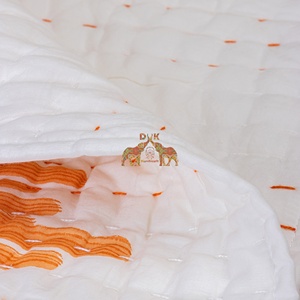 Couverture pour bébé Kantha en coton doux et léger de luxe Couette à imprimé personnalisé pour l'hiver dans les hôtels - Product Image 2