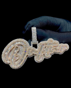 Dvars - Colgante de Plata 925 con Diamantes Moissanite, Personalizado con Letra Inicial en Cursiva, Joyería de Lujo Estilo Hip Hop, GCI IDGL - Product Image 1