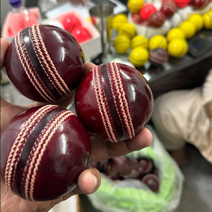 Balle de cricket en cuir rouge cousue à la main, balle dure pour l'entraînement et les matchs professionnels - Product Image 5