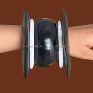 Bracelets en bois classiques larges | Bracelets polis audacieux de taille standard naturelle faite à la main pour les bijoux de cadeaux ethniques de mode de femmes - Product Image 4