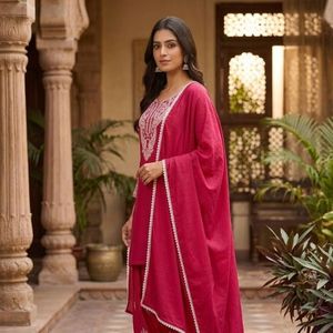 Ensemble de costume Sushi Silk Farsi de créateur avec haut brodé, salwar et dupatta à dentelle, tenue de soirée - Product Image 2