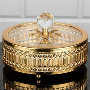 Elegante tazón de metal martillado con tapa de luna creciente dorada, plato de servir para frutos secos y nueces, ideal para Ramadán y Eid Mubarak. - Product Image 6