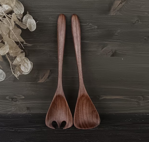 Ensemble de service à salade en bois de noyer, fourchette et cuillère en bois sculptés à la main pour la cuisine - Product Image 1