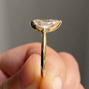 Bague de Fiançailles Solitaire en Or Jaune 10K 14K 18K avec Diamant de Laboratoire VVS de Luxe Taille Poire Sertie clos, Vente en Gros - Product Image 4