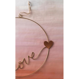 Couronne d'amour en fil métallique doré avec un joli accent en forme de cœur rose, parfaite pour une décoration murale élégante et romantique ou pour la décoration de la chambre de la Saint-Valentin - Product Image 6