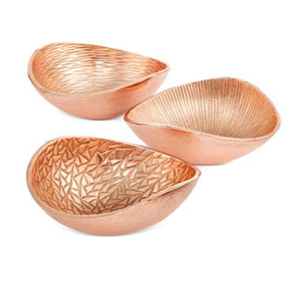 Élégantes coupelles sur piédestal en argent et or poli avec pieds sphériques modernes. Décoration idéale pour une décoration d'intérieur. Disponible au prix de gros. - Product Image 3
