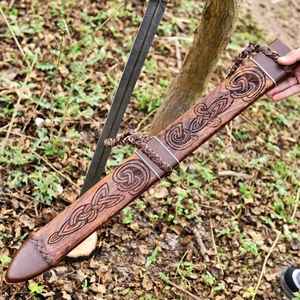 Épée viking professionnelle de haute qualité en acier Damas forgé à la main avec fourreau en bois sculpté, style guerrier nordique médiéval - Product Image 5