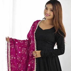 Kurta Anarkali Larga Hasta el Suelo en Color Negro con Aspecto Sencillo y Elegante, en Tela Faux Georgette, con Dupatta, Kurtis Sofisticados y Elegantes - Product Image 3