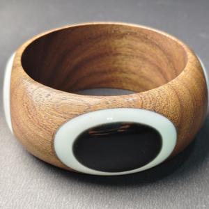 Bracelet en bois tourné à la main à profil large avec incrustation audacieuse en résine monochrome - Style ethnique contemporain, bracelet écoresponsable - Product Image 5