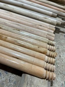 Tornillo americano de madera de eucalipto de primera calidad, ecológico, duradero, ligero, 120 cm, mango de escoba barnizado, recogedor de escoba de plástico - Product Image 4