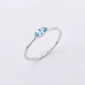 Anillo de Plata de Ley 925 con Topacio Azul y Baño de Rodio, Modelo 952 de Rhaya Jewels, Clásico y de Lujo para Mujer, Venta al Por Mayor - Product Image 3