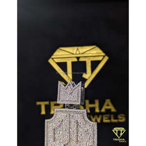 Colgante Exclusivo con Diseño de Corona y Escudo, Joyería Hip Hop con Diamantes VVS Cultivados en Laboratorio y Plata de Ley 925 por Trisha Jewels - Product Image 4