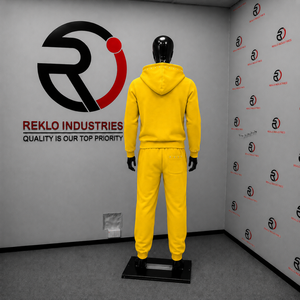 Conjunto de chándal amarillo para hombre con sudadera con cremallera completa y tachuelas, pantalones jogger, logotipo personalizado, ropa urbana, ropa deportiva informal, diseño de conjunto al por mayor - Product Image 4