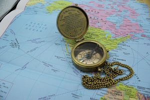 Boussole de poche nautique en laiton, style vintage, boussole de navigation avec chaîne pour les voyages, le camping, la randonnée et les cadeaux - Product Image 2