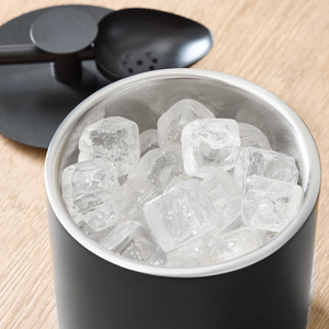 Cubo de hielo moderno negro mate con tapa y cuchara de servir integradas, silueta cilíndrica elegante y minimalista para bares de cócteles. - Product Image 3