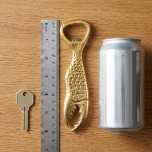 Abridor de Botellas con Forma de Pinza de Cangrejo Dorada, Diseño Náutico con Metal Resistente y Funcionalidad Elegante para tu Bar - Product Image 3