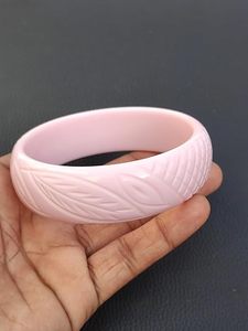 Bracelets abordables en résine faits à la main pour femmes parfaits pour les cadeaux de fête et les accessoires de mode quotidiens - Product Image 2