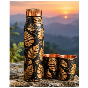 Bouteille d'eau bohème artisanale en cuivre avec motif feuille d'or, ensemble thermos portable, vaisselle d'extérieur avec couvercles - Product Image 1