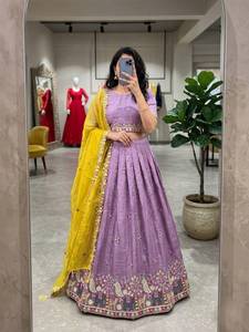 Ensemble prêt-à-porter en soie Lehenga, entièrement brodé avec des motifs complexes d'éléphants et de paons en fil doré, par un créateur. - Product Image 2