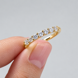 Bague en or jaune 14 carats pour femme avec pierres rondes taille brillant, style classique - Product Image 3