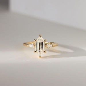 Anillo de compromiso de oro amarillo de 10K con solitario hexagonal blanco de 6 garras y piedra lateral de circonita cúbica con corte cometa - Product Image 1