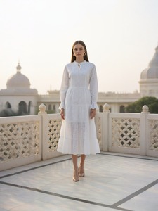 Robe midi blanche à manches longues, col noué, broderie, coton, tenue quotidienne modeste pour femme, couleur unie, ourlet évasé, printemps - Product Image 4