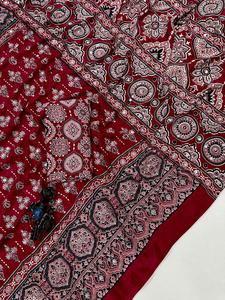 Sari de diseñador Arjakh de satén de viscosa y seda con estampado, pallu rico con trabajo de espejo original en toda la prenda, y blusa sin coser. - Product Image 5