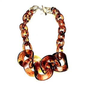 Collier en résine fait main de luxe pour femmes, bijou fantaisie coloré pour un look décontracté - Product Image 2