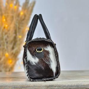 Bolsa de Viaje de Cuero Vacuno de Lujo con Detalles Turquesa y Asas Negras, Gran Capacidad y Alta Calidad - Product Image 3