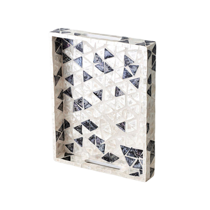 Bandeja geométrica oscura de nácar con motivo de triángulos dispersos simétricos, bandeja rectangular de mosaico con recortes. - Product Image 4