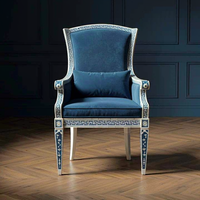 Fauteuil traditionnel en velours bleu avec incrustations en os et motif clé grecque, pieds en bois faits à la main, meubles de salon