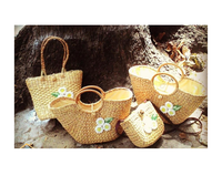 2025 élégant sac de plage d'été en jacinthe d'eau, sac à main en jonc de mer, sac en bambou fabriqué à la main Boho femmes fourre-tout du Vietnam prix bon marché