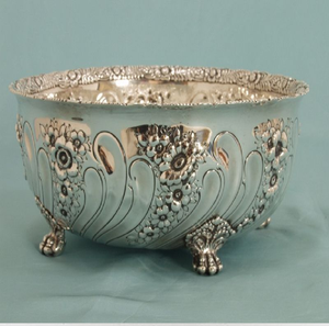 Soupière ronde en argent, ornée de motifs de tournesols en relief et de pieds élégamment festonnés, disponible à prix de gros. - Product Image 1