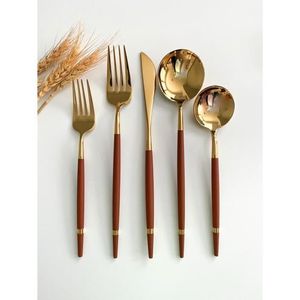 Ensemble de couverts en acier inoxydable de qualité alimentaire durable avec manche en bois pour les repas quotidiens en famille et les réceptions - Product Image 1