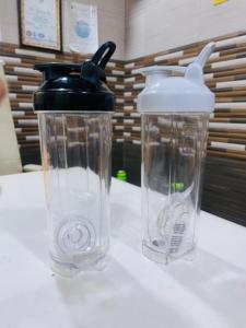 พลาสติกใสสำหรับฝาปิดแบบมีบานพับสีดำ ปลอดสาร BPA เคลือบป้องกันการกัดกร่อน กันน้ำ ใช้กับเครื่องล้างจานได้ เหมาะสำหรับใช้ในยิมและการเดินทาง ขนาด 700 มล. - Product Image 4
